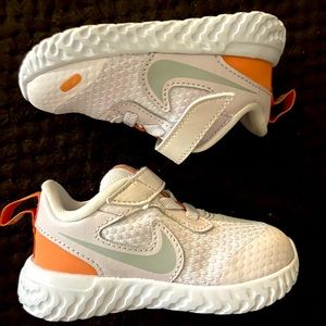 Girls 5c Nike shoes - new without box.